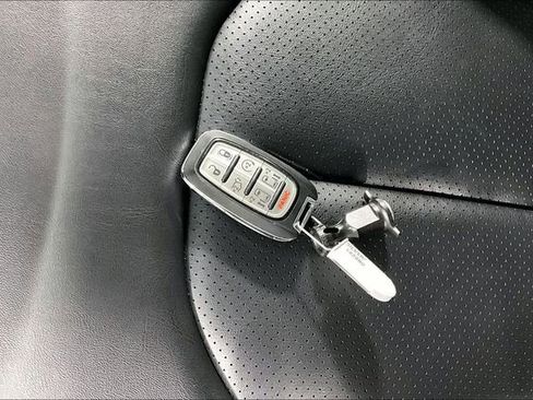 Used 2024 Chrysler Pacifica Touring-L FWD image 30