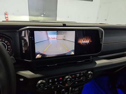 Used 2024 Jeep Gladiator Sport AWD/4WD image 18
