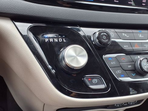 Used 2024 Chrysler Pacifica Touring-L FWD image 19