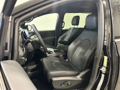 New 2025 Chrysler Pacifica Select image 16