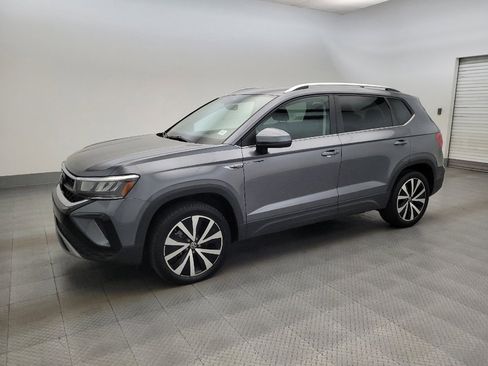 Used 2024 Volkswagen Taos SE FWD image 2