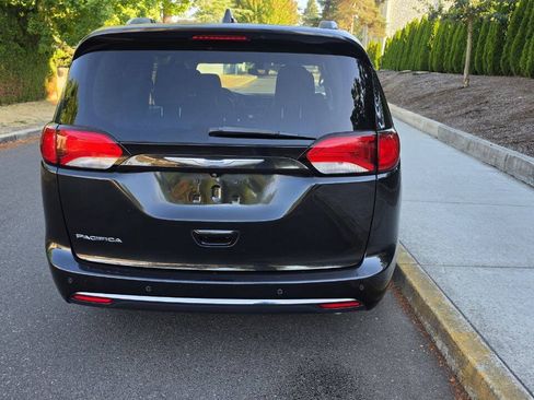 Used 2018 Chrysler Pacifica Touring-L FWD image 6