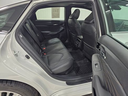 Used 2022 Toyota Avalon Limited image 6