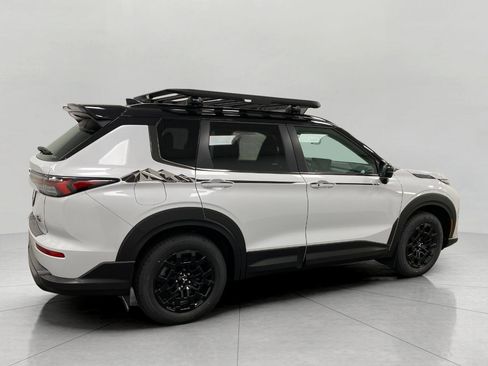 New 2025 Mitsubishi Outlander SE image 2