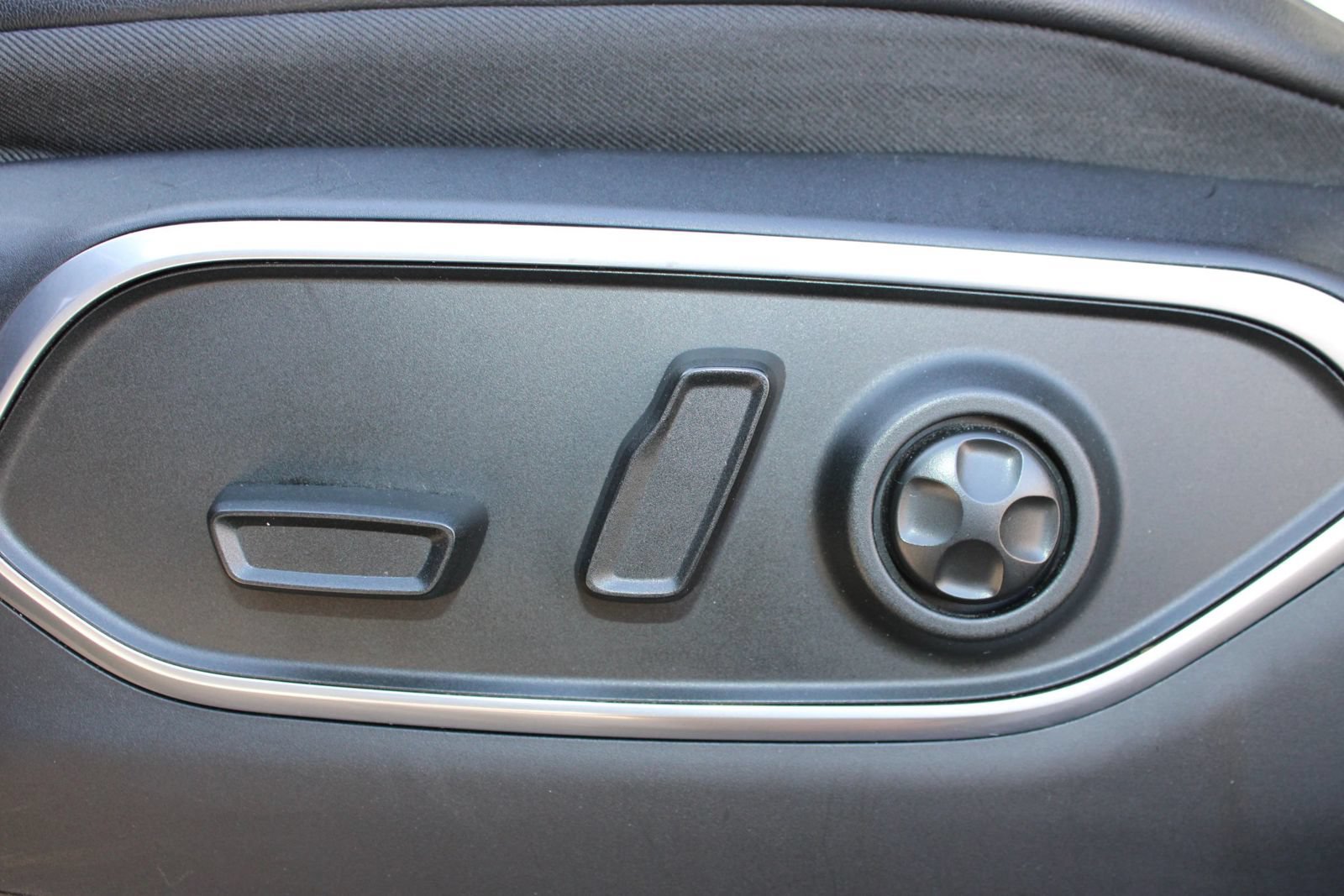 Used 2024 Jeep Wagoneer L Series II RWD image 8