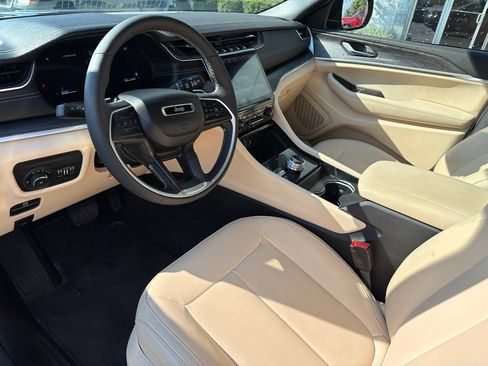 Used 2025 Jeep Grand Cherokee L Limited AWD/4WD image 11
