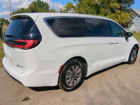 Used 2024 Chrysler Pacifica Limited image 5