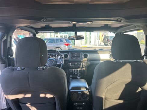 Used 2020 Jeep Wrangler Unlimited Sahara image 34