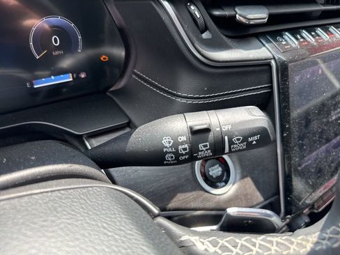 Used 2023 Jeep Grand Cherokee Limited image 33