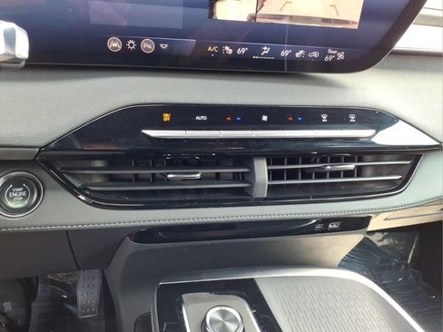 Used 2025 Buick Enclave Preferred AWD/4WD image 12