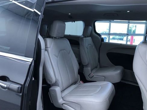 Used 2017 Chrysler Pacifica Touring-L FWD image 21