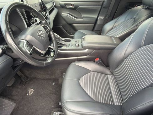 Used 2025 Toyota Highlander XSE AWD/4WD image 5
