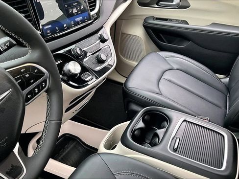 Used 2024 Chrysler Pacifica Touring-L image 18