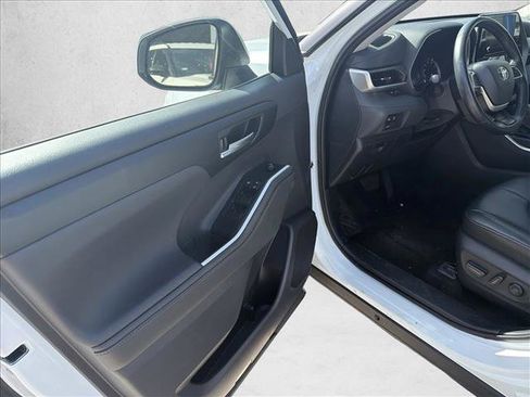 Used 2024 Toyota Highlander XLE FWD image 9