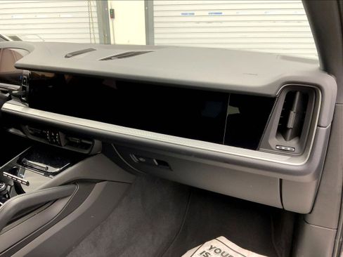 Used 2025 Porsche Cayenne image 21