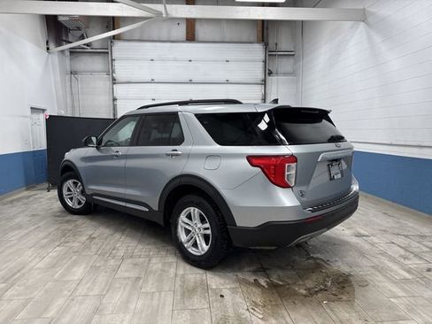 Used 2023 Ford Explorer XLT image 3