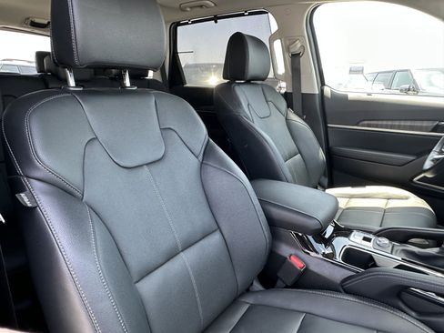 Used 2025 Kia Telluride EX FWD image 18