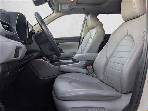 Used 2020 Toyota Highlander XLE image 18