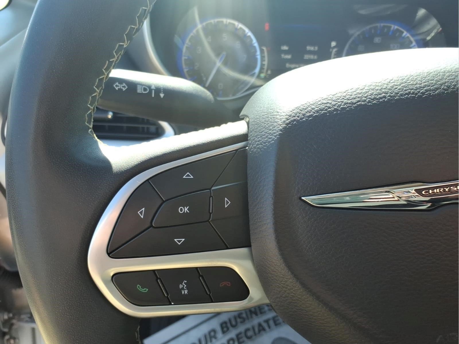Used 2023 Chrysler Pacifica Touring-L FWD image 15
