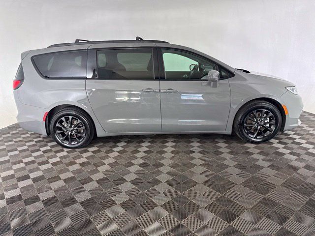 Used 2021 Chrysler Pacifica Touring w/ S Appearance Package FWD image 4