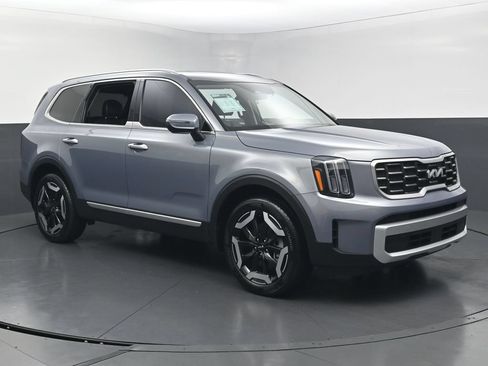 Used 2025 Kia Telluride S FWD image 3