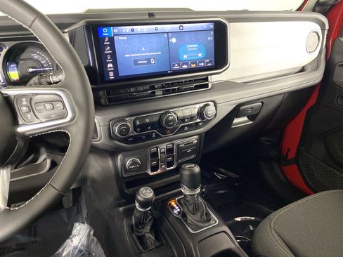 Used 2025 Jeep Wrangler Sahara image 27