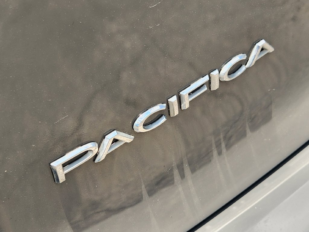 Used 2023 Chrysler Pacifica Touring-L FWD image 12