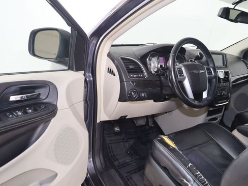 Used 2013 Chrysler Town & Country Touring FWD image 44