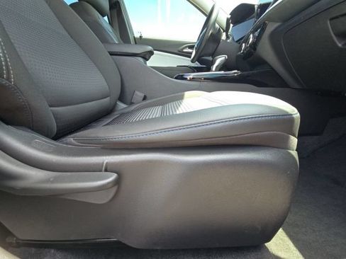 Used 2024 Chevrolet Trax LT w/ Sunroof Package FWD image 18