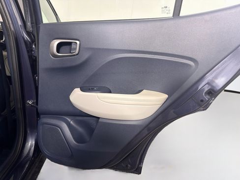 Used 2024 Hyundai Venue Limited FWD image 28