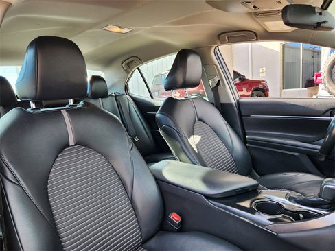 Used 2018 Toyota Camry SE image 14