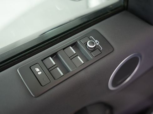 Used 2017 Land Rover Discovery HSE image 49