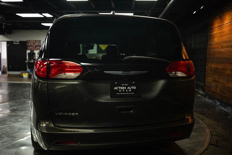 Used 2023 Chrysler Voyager LX FWD image 6