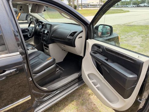 Used 2015 Chrysler Town & Country Touring FWD image 6