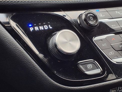 Used 2025 Chrysler Pacifica Select image 23