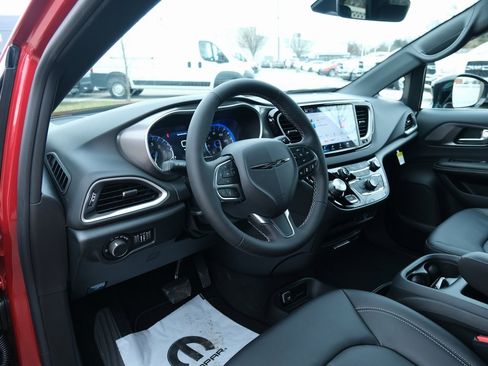 New 2026 Chrysler Voyager LX image 4