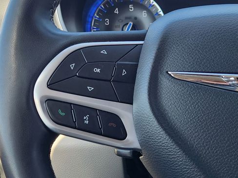 Used 2023 Chrysler Pacifica Touring-L image 28