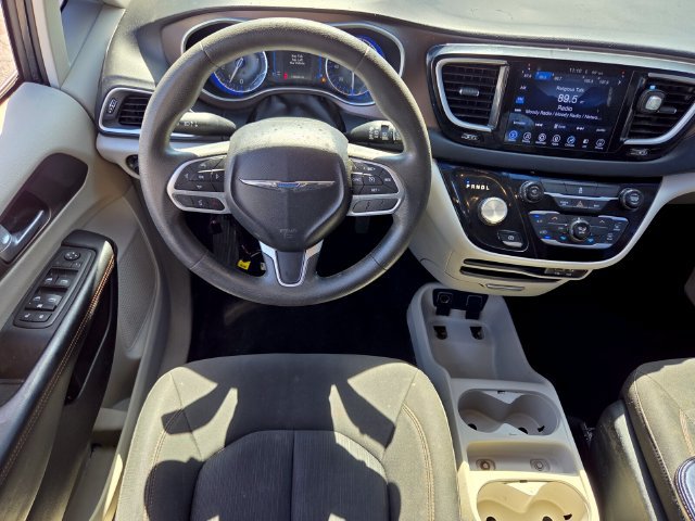 Used 2017 Chrysler Pacifica Touring FWD image 12