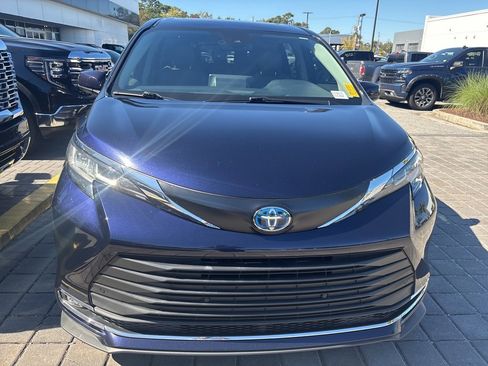 Used 2022 Toyota Sienna XLE image 8