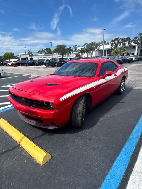 Used 2016 Dodge Challenger SXT RWD image 1