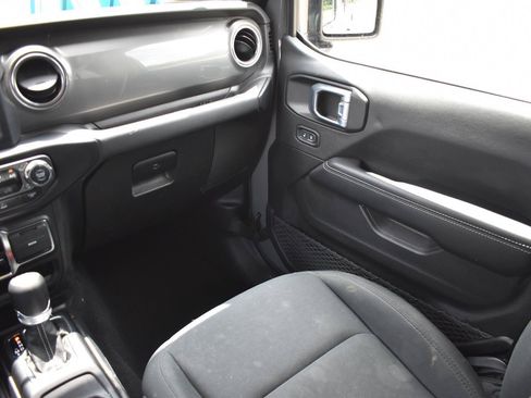Used 2021 Jeep Gladiator Overland AWD/4WD image 16