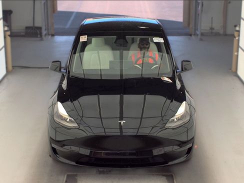 Used 2023 Tesla Model Y Long Range AWD/4WD image 2