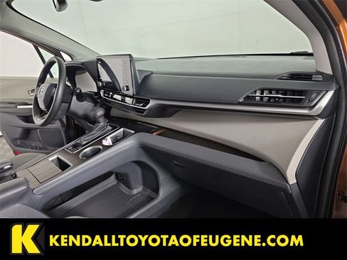 Used 2023 Toyota Sienna LE image 19