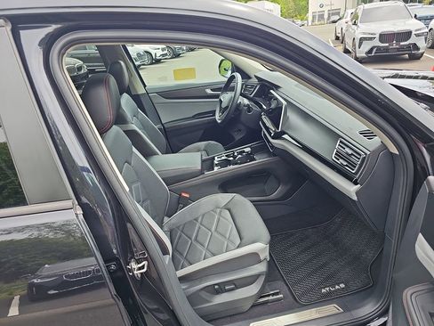 Used 2024 Volkswagen Atlas Peak Edition SEL AWD/4WD image 11
