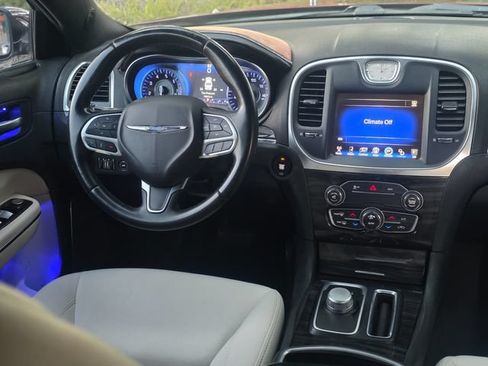 Used 2018 Chrysler 300 Touring w/ Chrome Appearance Package RWD image 22
