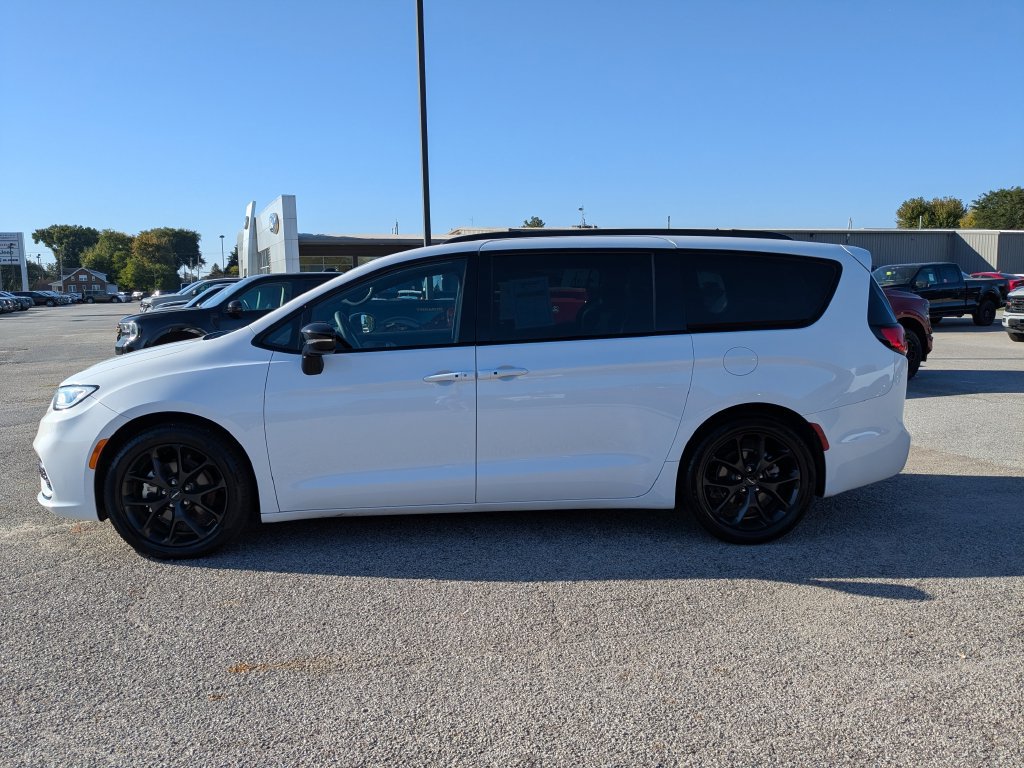 Used 2025 Chrysler Pacifica Limited FWD image 8