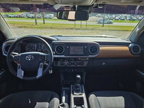 Used 2018 Toyota Tacoma SR5 AWD/4WD image 3