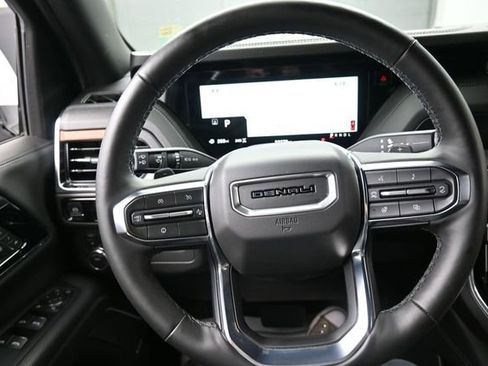 Used 2025 GMC Yukon XL Denali AWD/4WD image 8