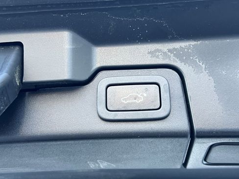 Used 2018 Land Rover Range Rover Evoque SE Premium image 13