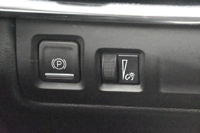 Used 2022 Cadillac XT4 Premium Luxury w/ Safety Alert Package FWD image 27